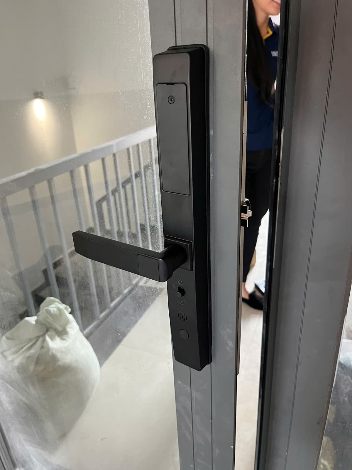 Khoá điện tử lắp cửa nhôm kính — công trình thực tế doorlock.vn (18/06/2026)