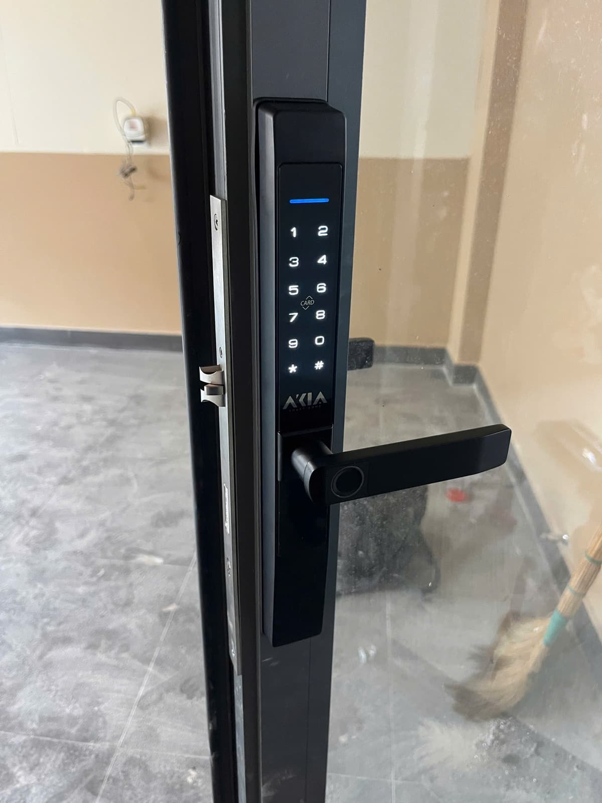Khoá điện tử lắp cửa nhôm kính — công trình thực tế doorlock.vn (18/06/2026)