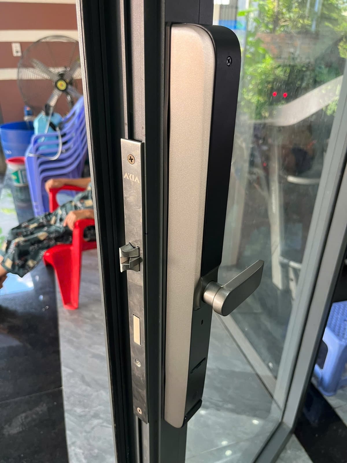 Khoá điện tử lắp cửa nhôm kính — công trình thực tế doorlock.vn (22/06/2026)