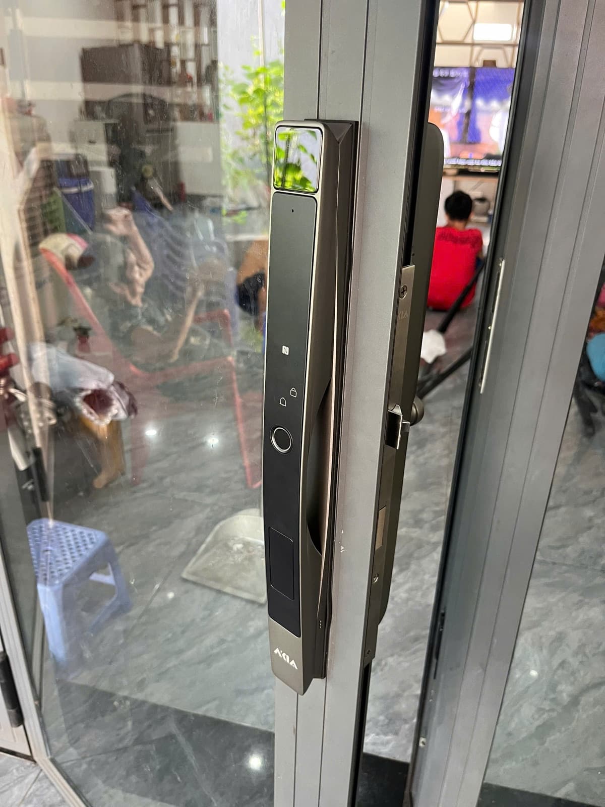 Khoá điện tử lắp cửa nhôm kính — công trình thực tế doorlock.vn (22/06/2026)