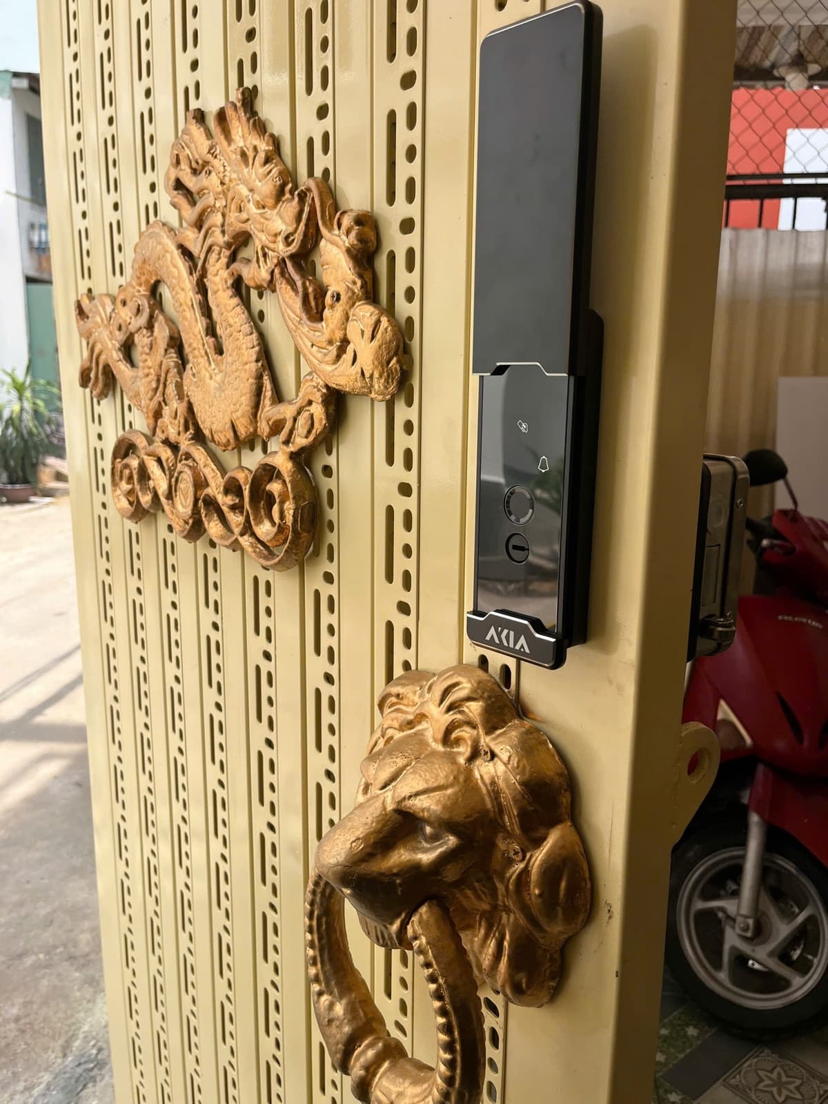 Khoá điện tử lắp cửa nhôm kính — công trình thực tế doorlock.vn (22/06/2026)