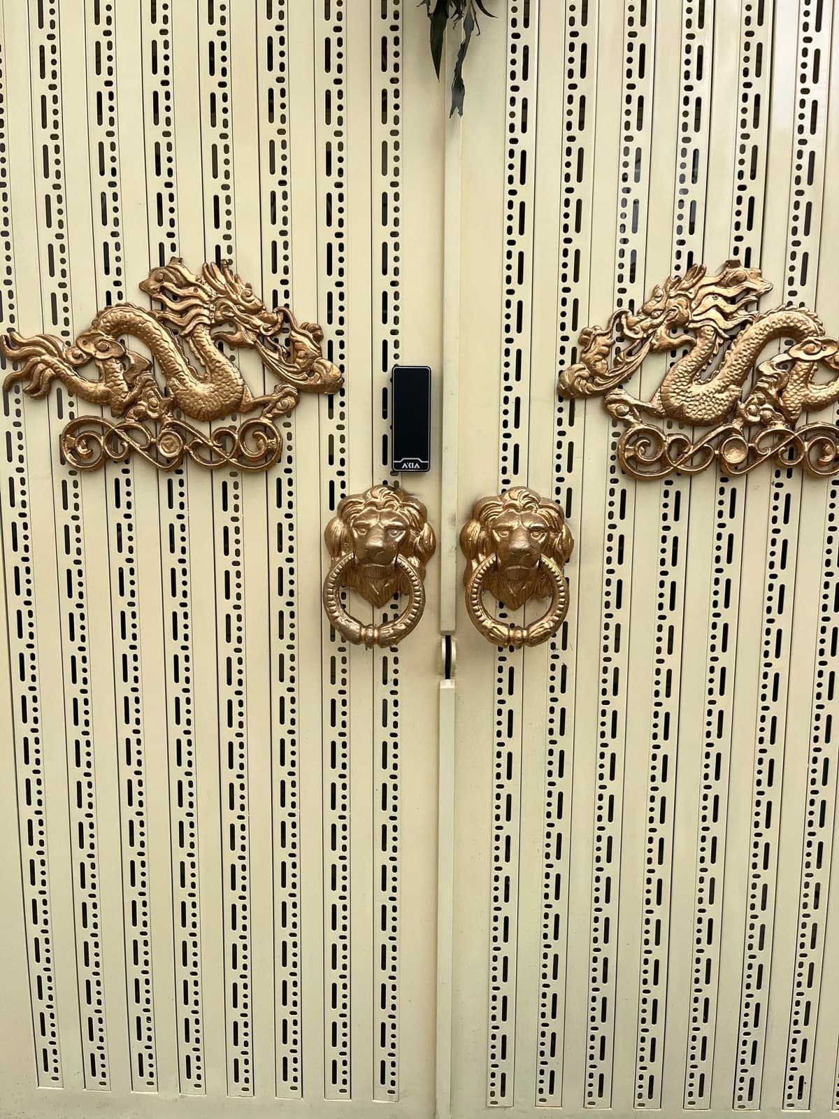 Khoá điện tử lắp cửa nhôm kính — công trình thực tế doorlock.vn (22/06/2026)