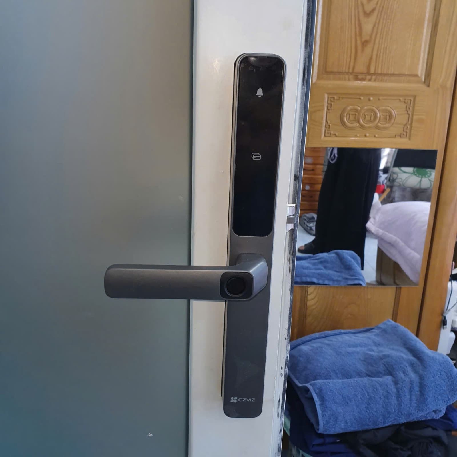 Khoá điện tử lắp cửa nhôm kính — công trình thực tế doorlock.vn (24/06/2026)
