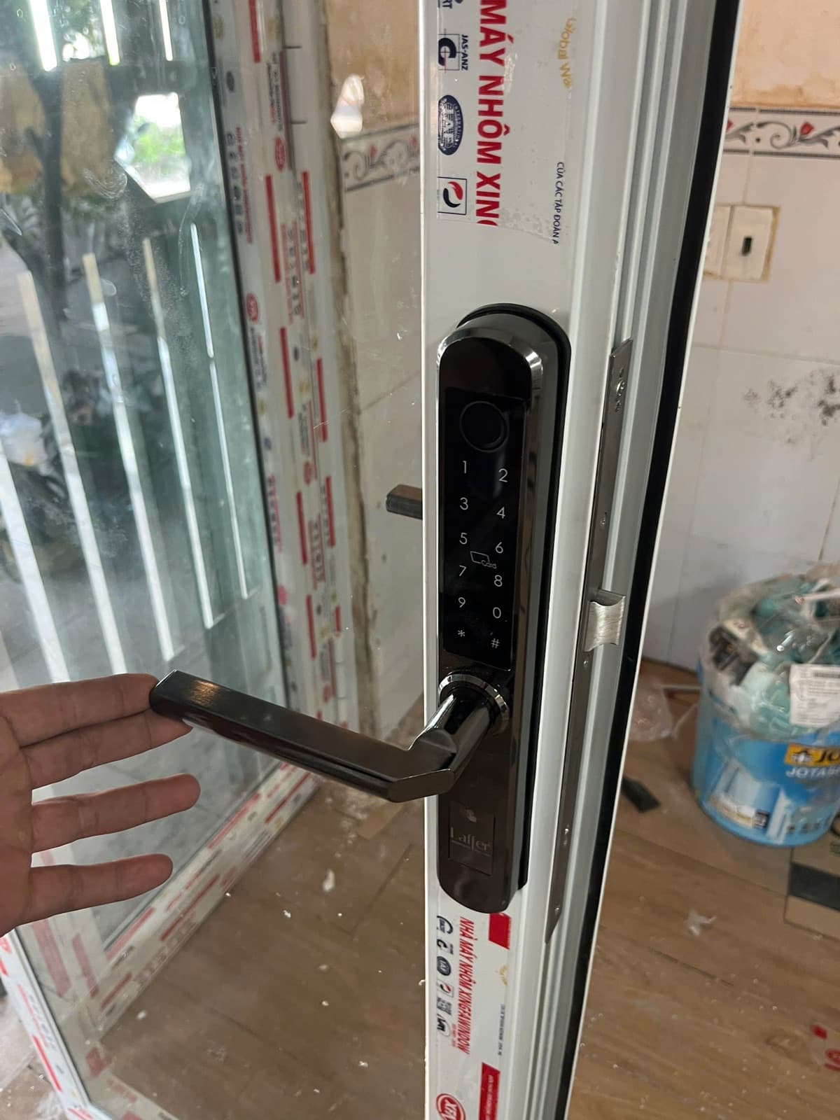 Khoá điện tử lắp cửa nhôm kính — công trình thực tế doorlock.vn (24/06/2026)