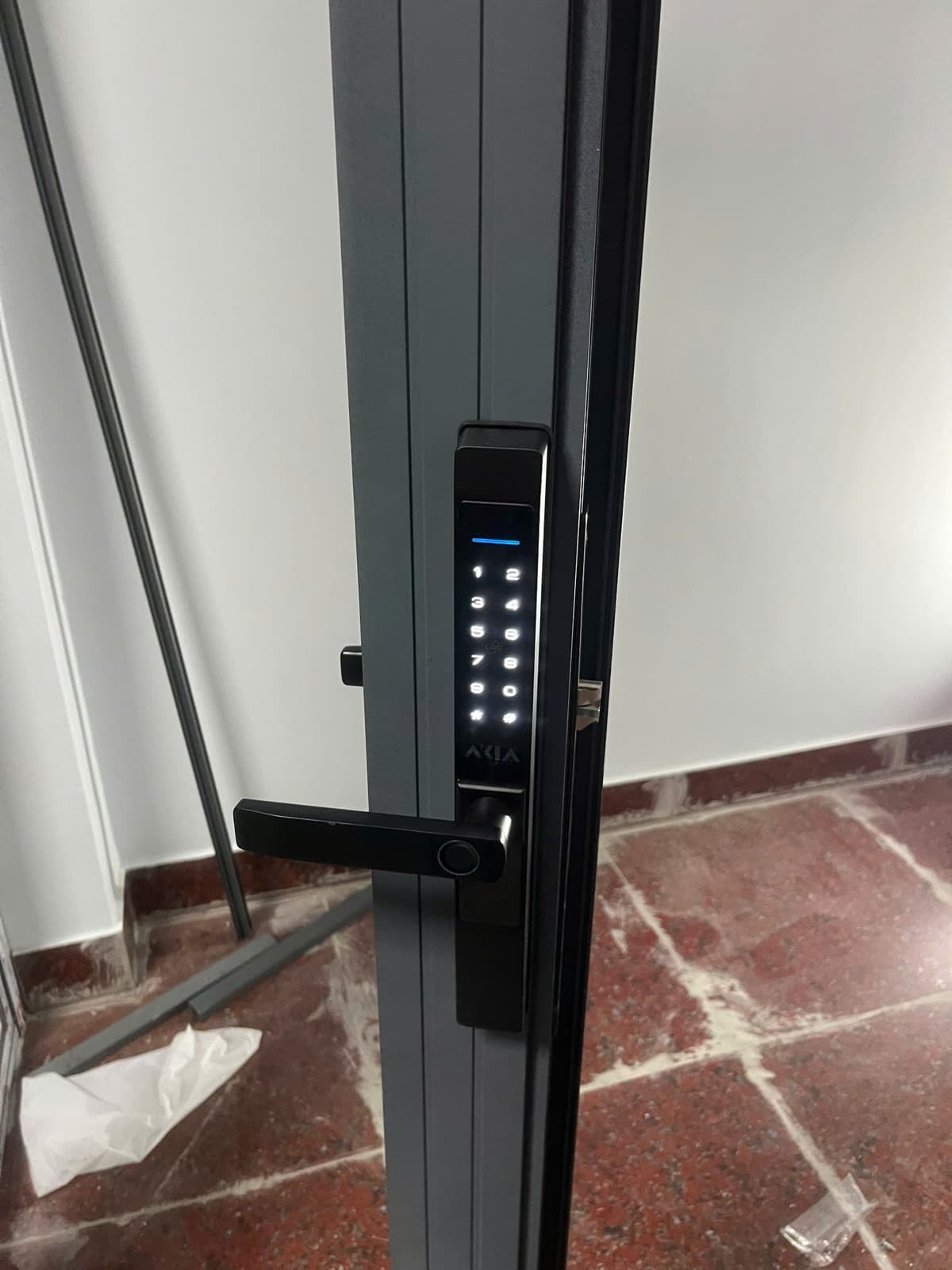 Khoá điện tử lắp cửa nhôm kính — công trình thực tế doorlock.vn (24/06/2026)