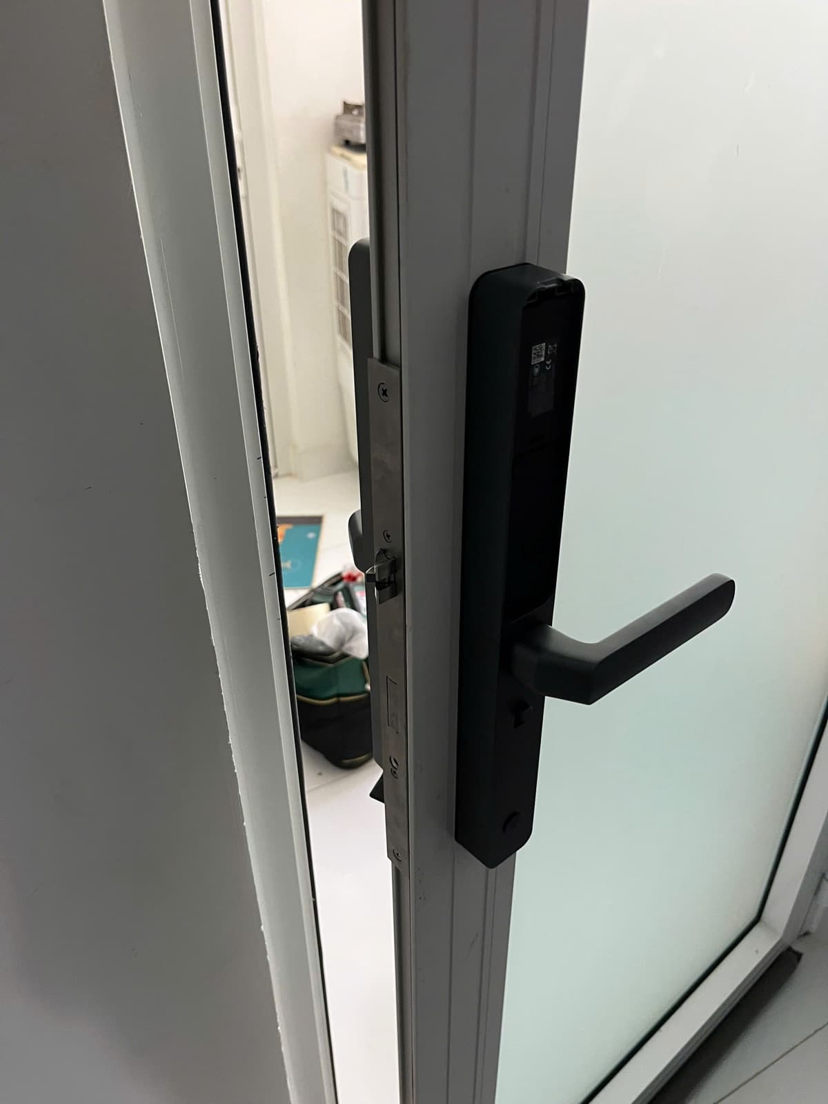 Khoá điện tử lắp cửa nhôm kính — công trình thực tế doorlock.vn (25/06/2026)