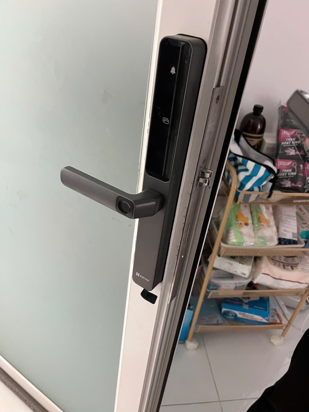 Khoá điện tử lắp cửa nhôm kính — công trình thực tế doorlock.vn (25/06/2026)
