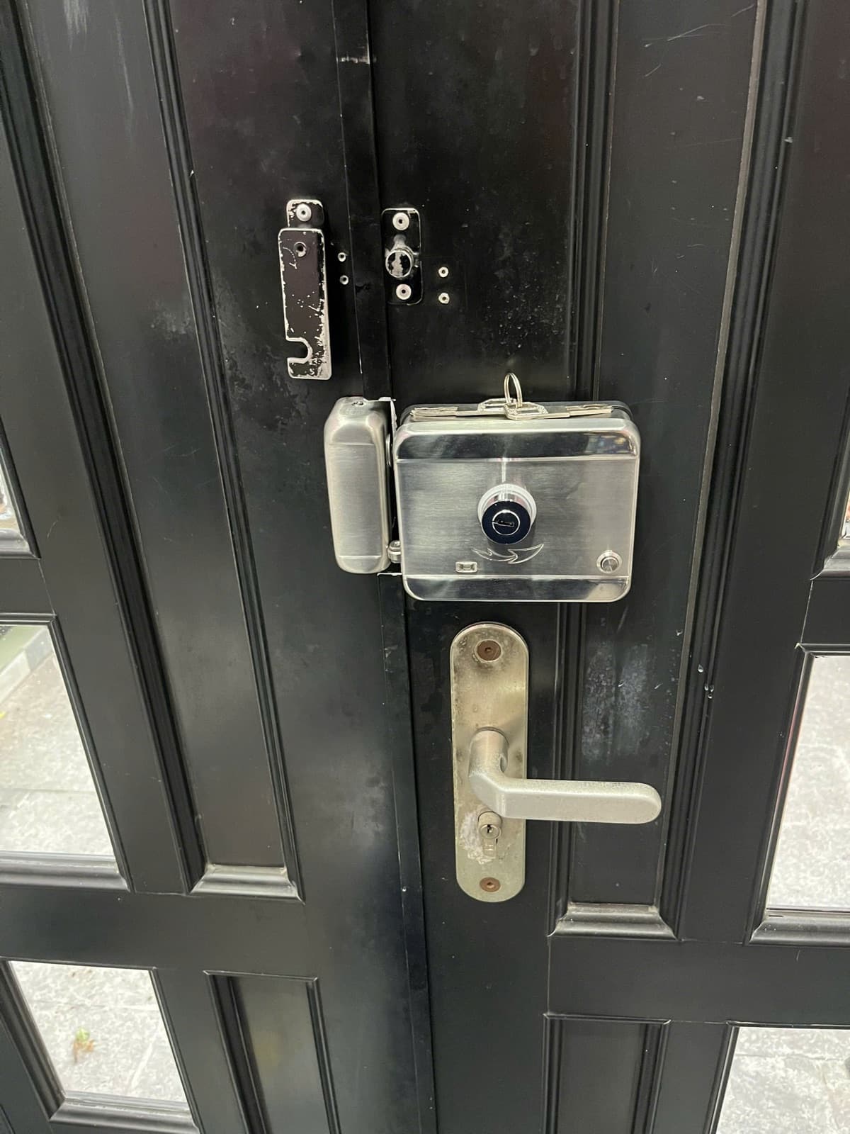 Khoá điện tử lắp cửa nhôm kính — công trình thực tế doorlock.vn (25/06/2026)