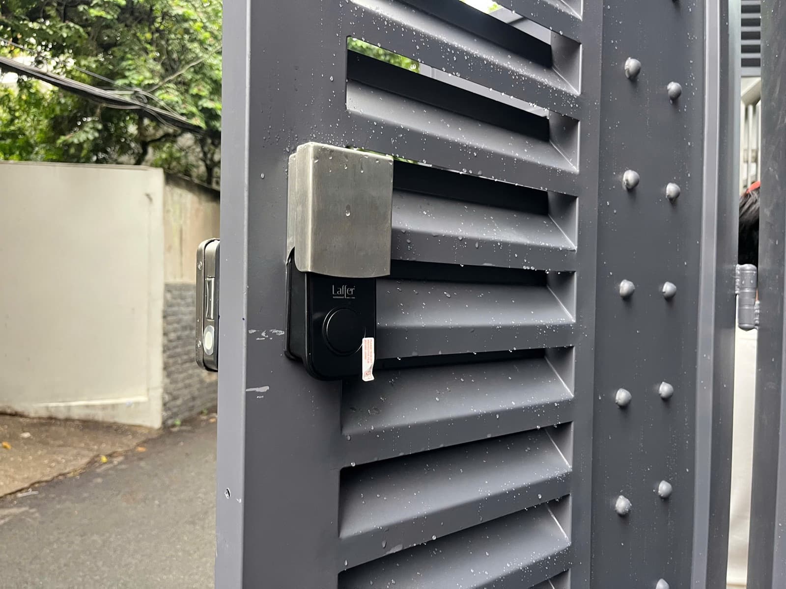 Khoá điện tử lắp cửa nhôm kính — công trình thực tế doorlock.vn (25/06/2026)