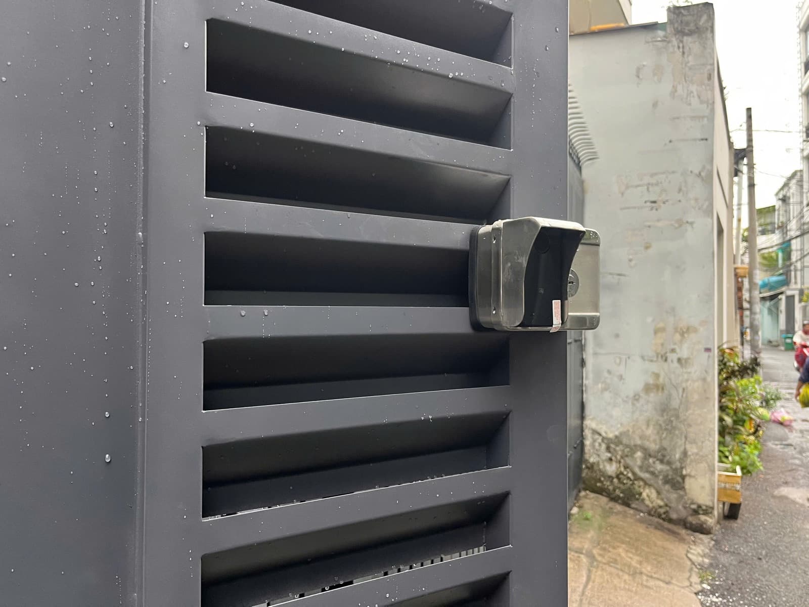 Khoá điện tử lắp cửa nhôm kính — công trình thực tế doorlock.vn (25/06/2026)
