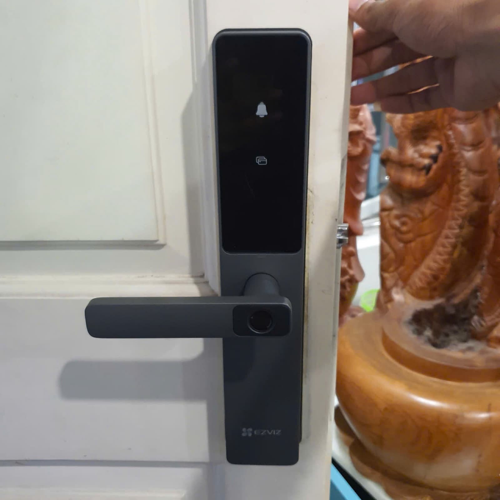 Khoá điện tử lắp cửa nhôm kính — công trình thực tế doorlock.vn (25/06/2026)