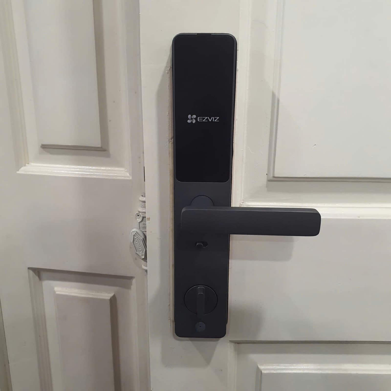 Khoá điện tử lắp cửa nhôm kính — công trình thực tế doorlock.vn (25/06/2026)