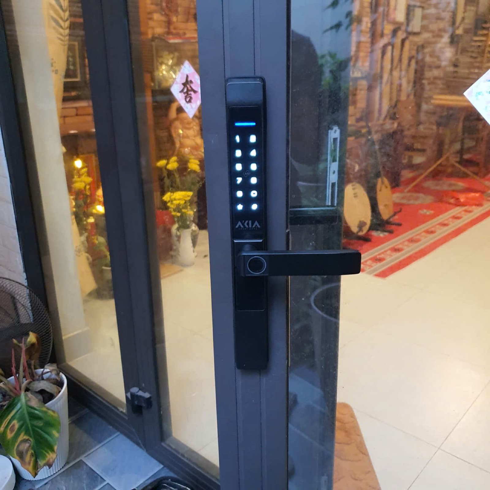 Khoá điện tử lắp cửa nhôm kính — công trình thực tế doorlock.vn (26/06/2026)