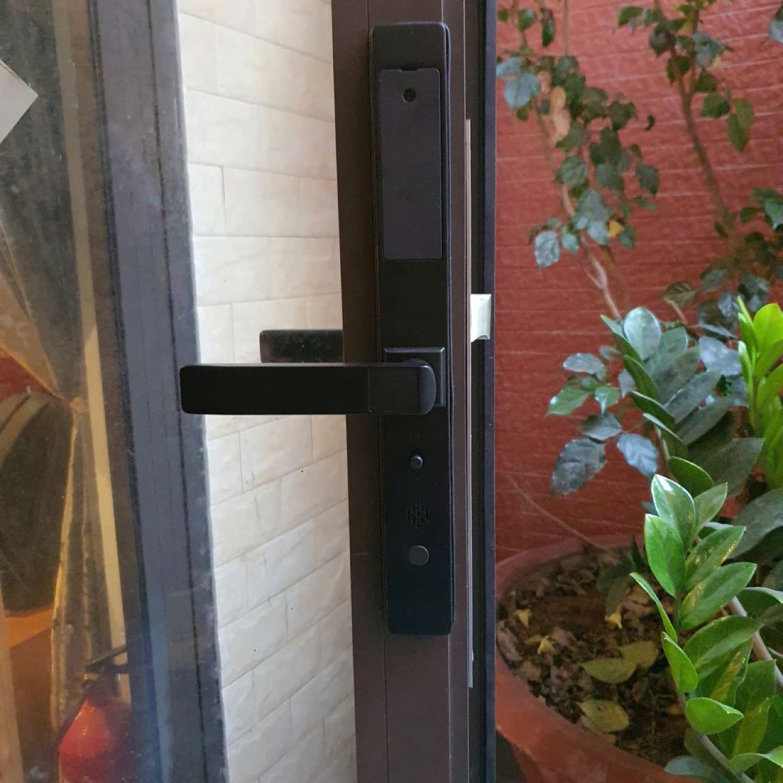 Khoá điện tử lắp cửa nhôm kính — công trình thực tế doorlock.vn (26/06/2026)