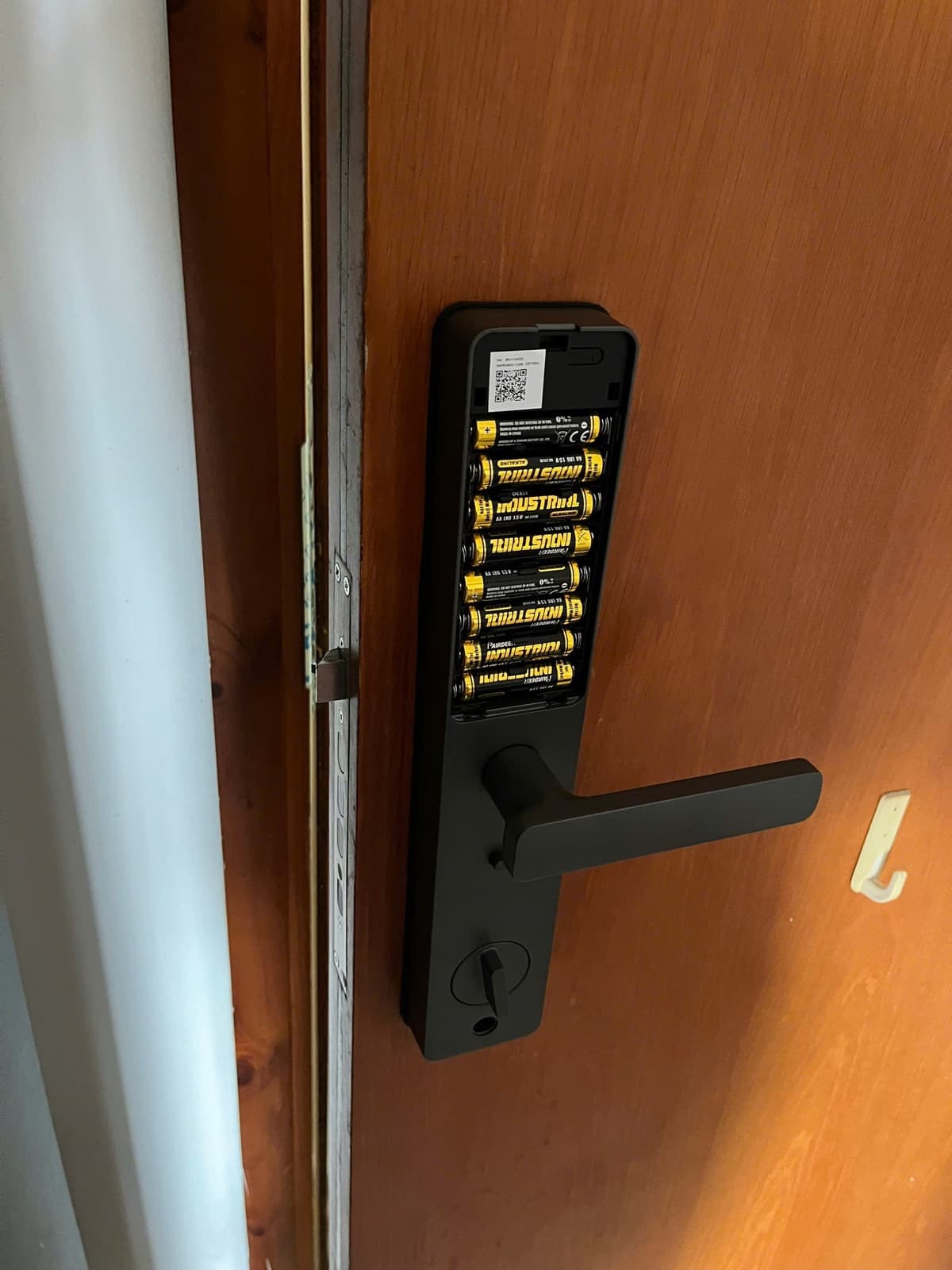 Khoá điện tử lắp cửa thép / cổng — công trình thực tế doorlock.vn (06/06/2026)