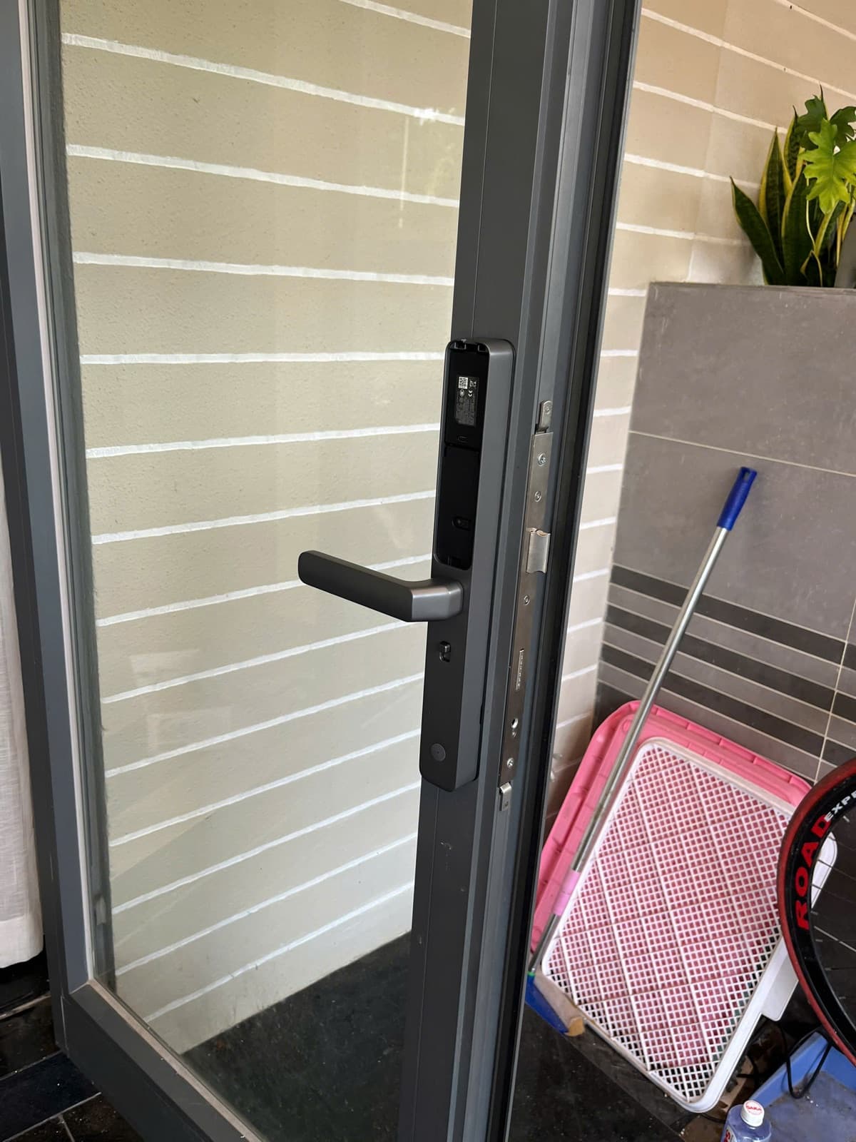Khoá điện tử lắp cửa thép / cổng — công trình thực tế doorlock.vn (07/06/2026)