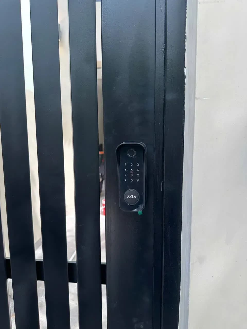Khóa cổng AKIA lắp thực tế trên cổng sắt