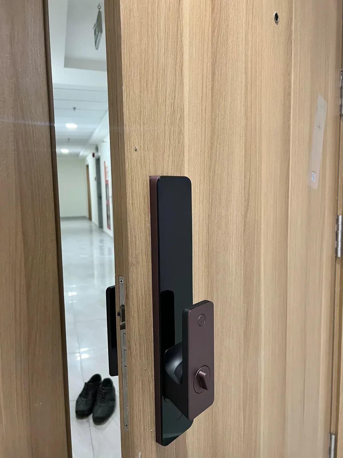 Khóa Aqara D200i lắp trên cửa gỗ công nghiệp - hành lang nội thất