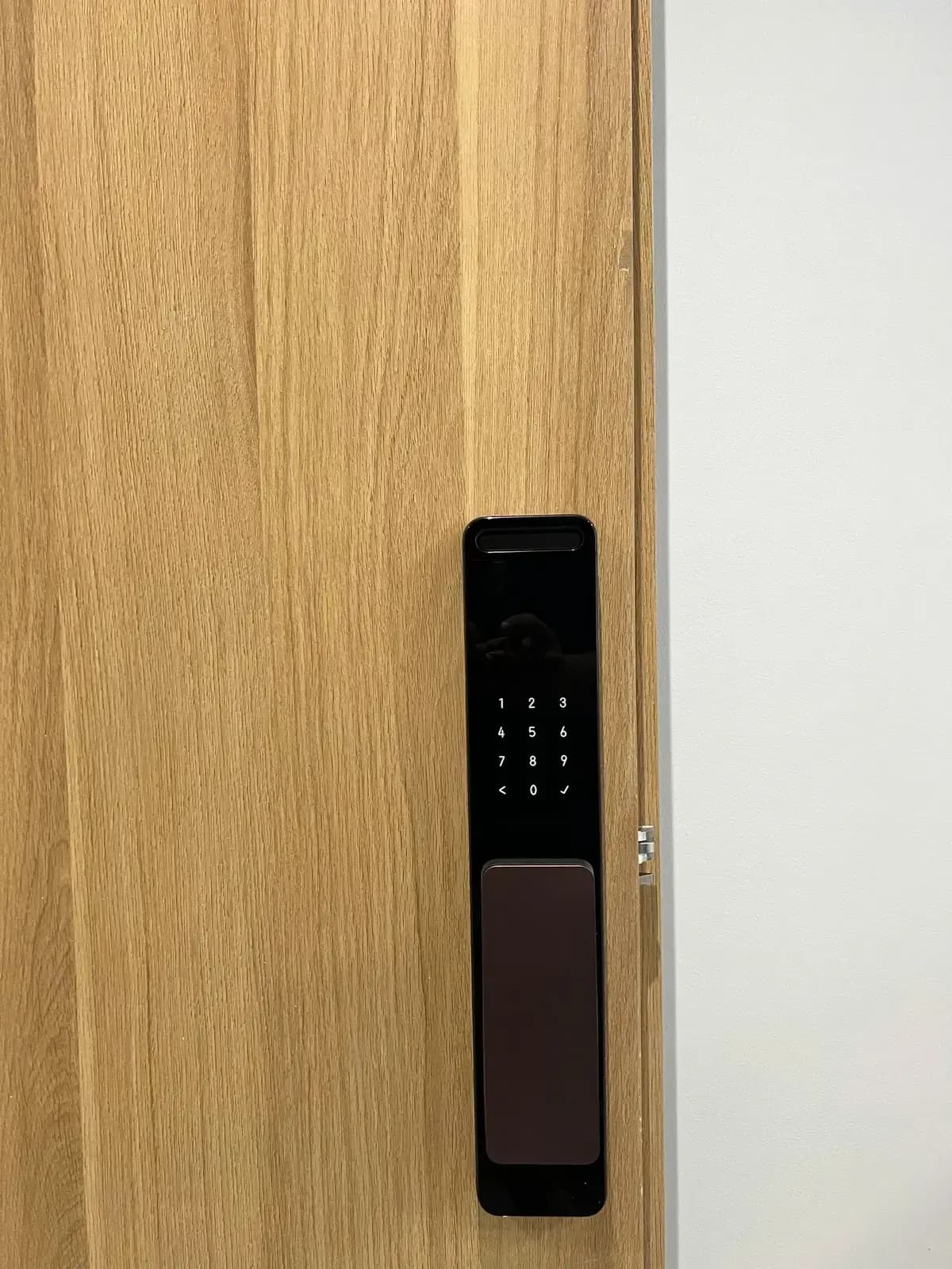 Khóa Aqara D200i lắp trên cửa gỗ vân nâu - push-pull