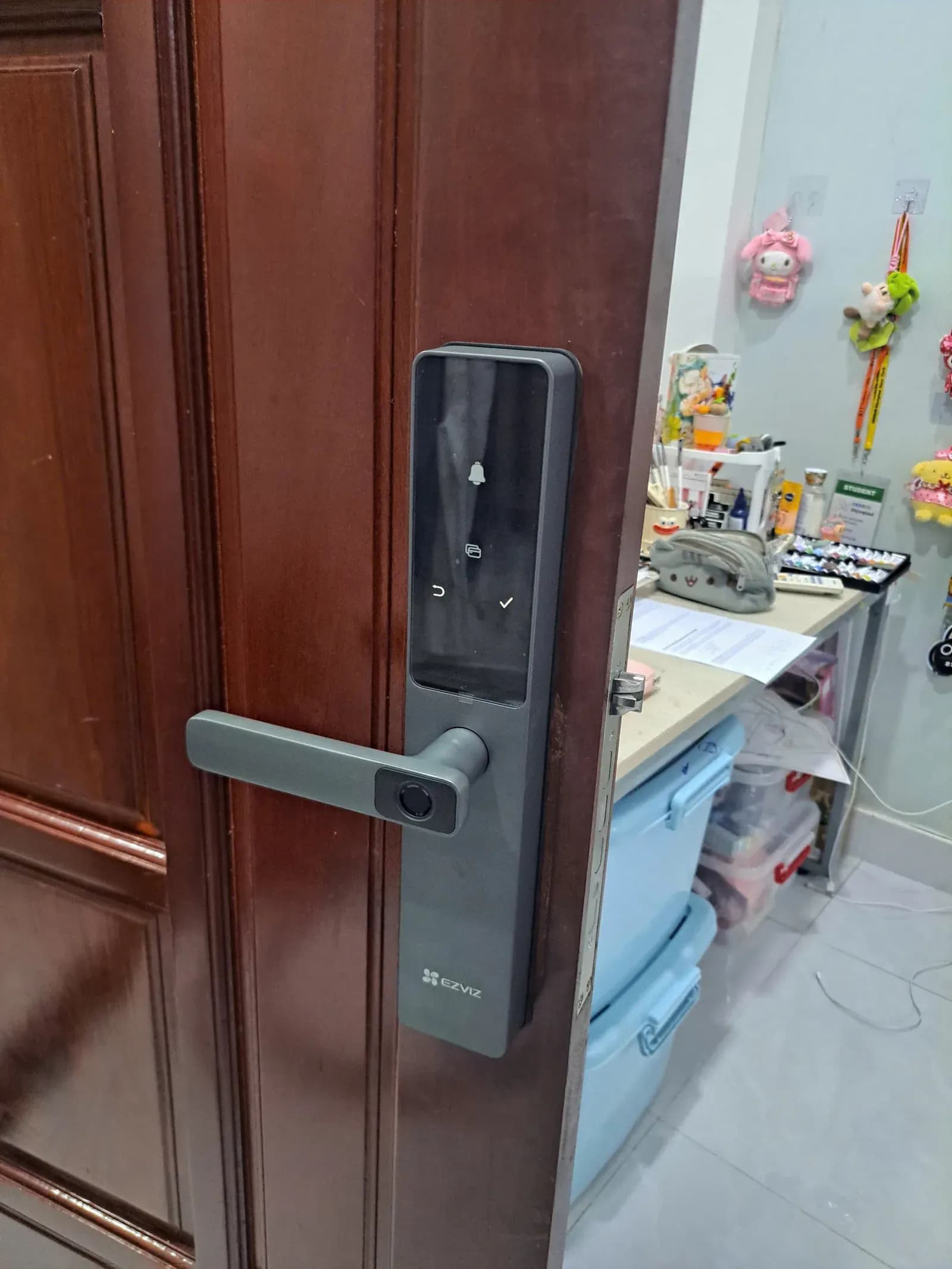 Khóa Ezviz DL05 lắp trên cửa gỗ - toàn cảnh nội thất
