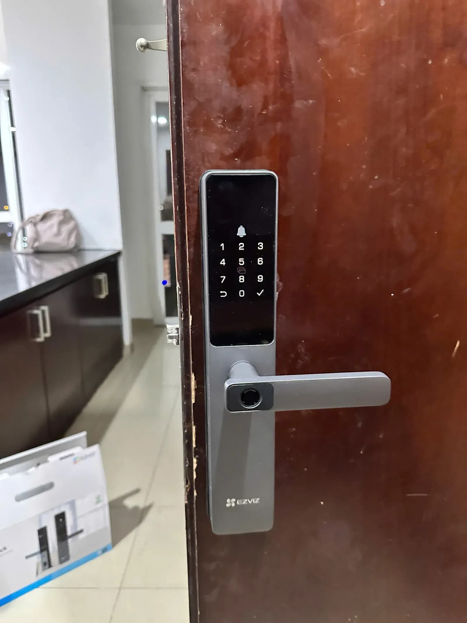 Khóa Ezviz DL05 lắp cửa chính - bàn phím cảm ứng tay nắm gạt