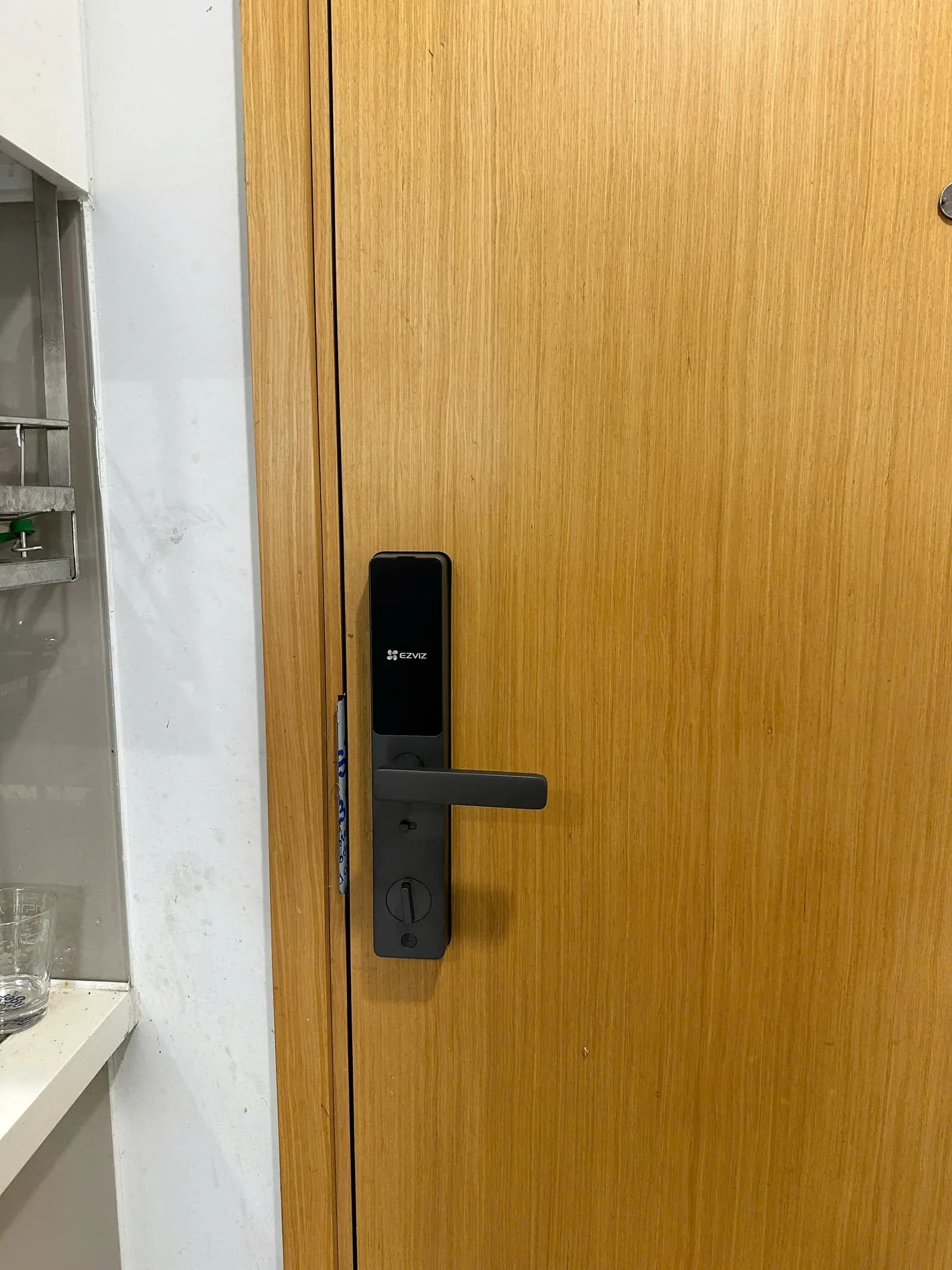 Khóa Ezviz DL05-3 lắp trên cửa gỗ công nghiệp nâu vàng