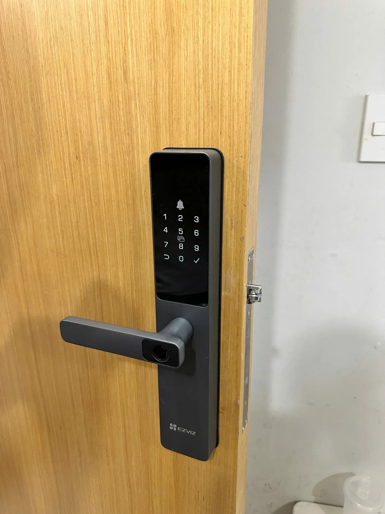 Khóa Ezviz DL05 lắp trên cửa gỗ nội thất - cận cảnh