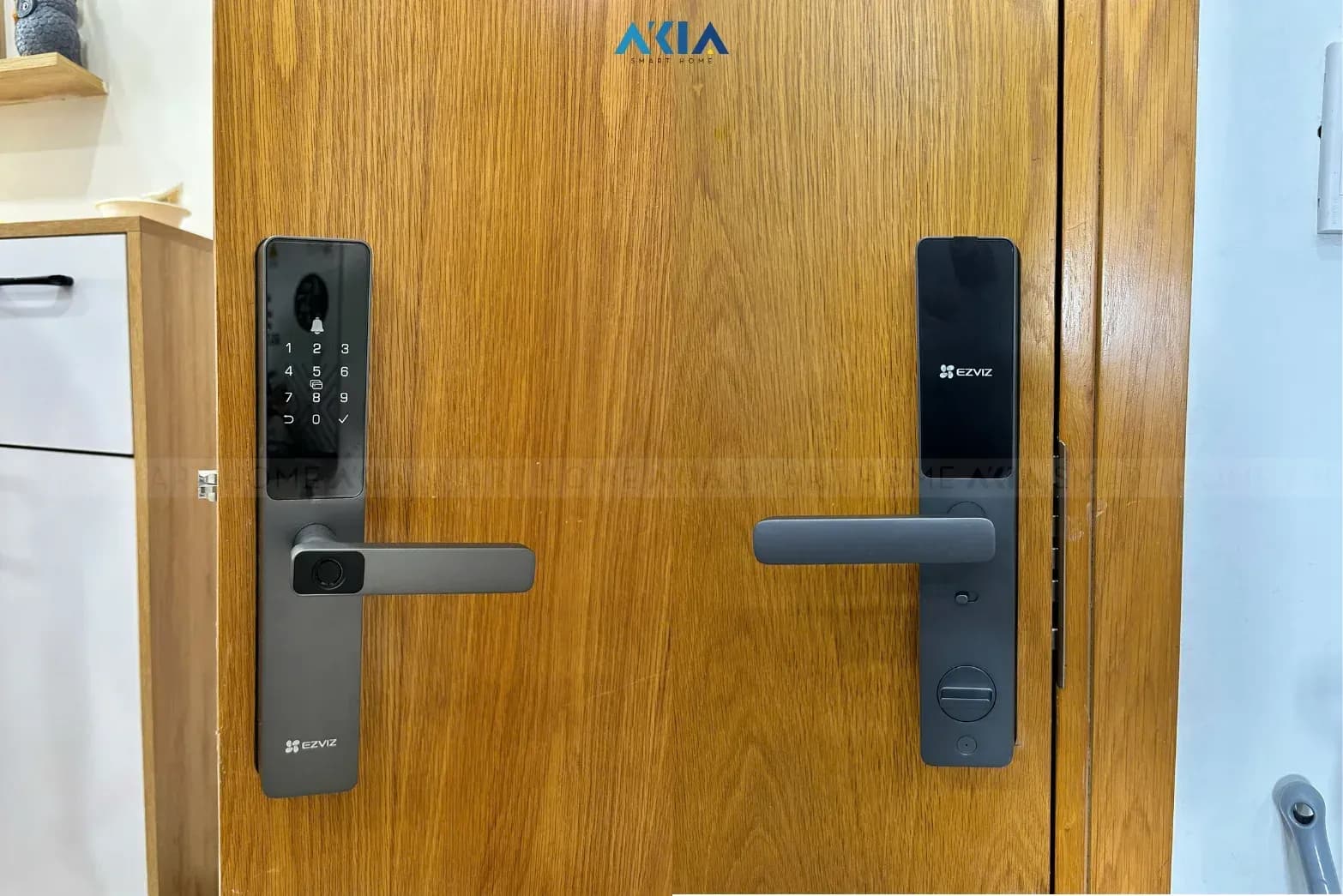 Khóa Ezviz DL05 lắp trên cửa gỗ hai cánh - nội thất hiện đại
