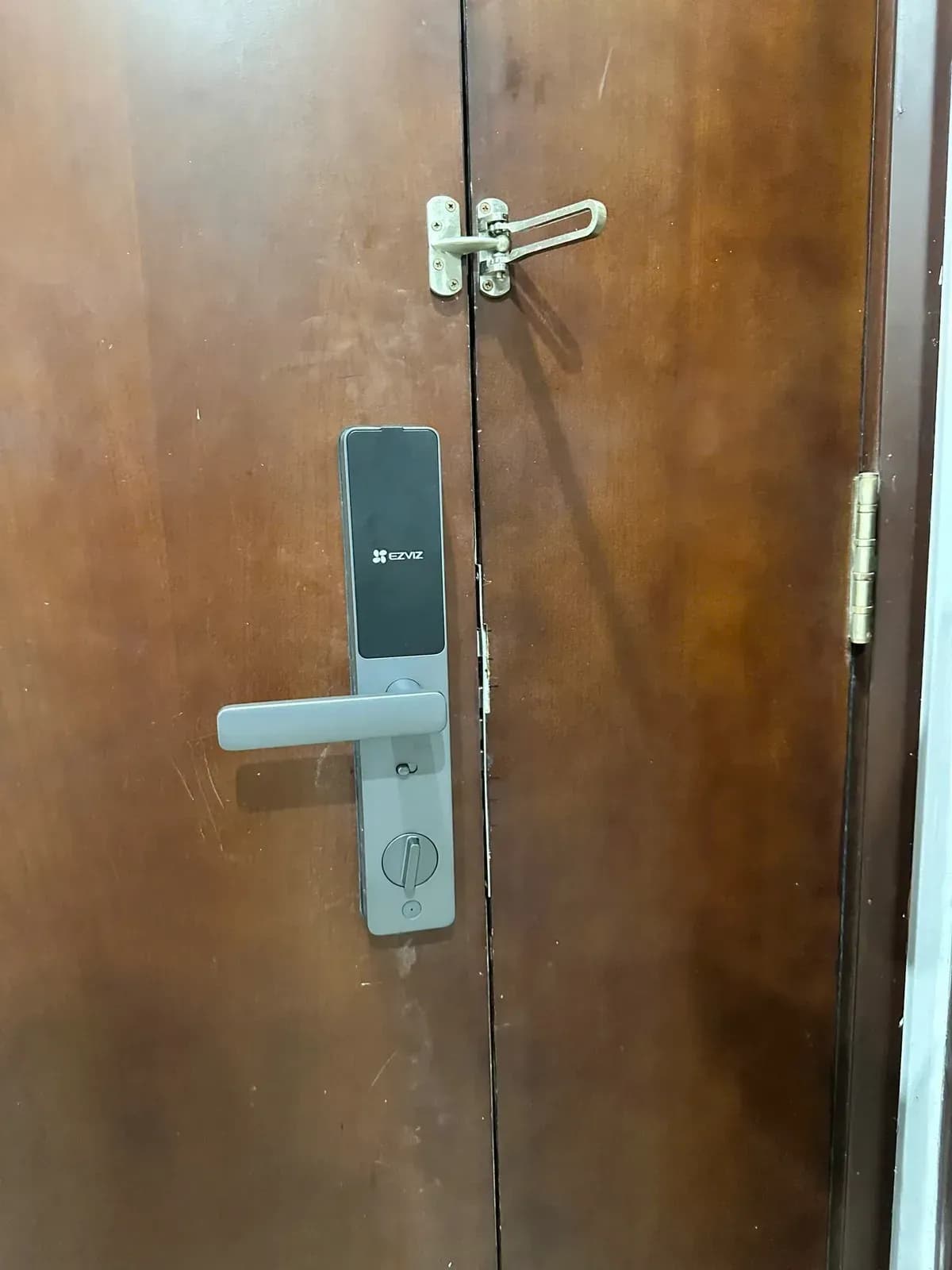 Khóa Ezviz DL05 lắp trên cửa gỗ nâu hai cánh - residential