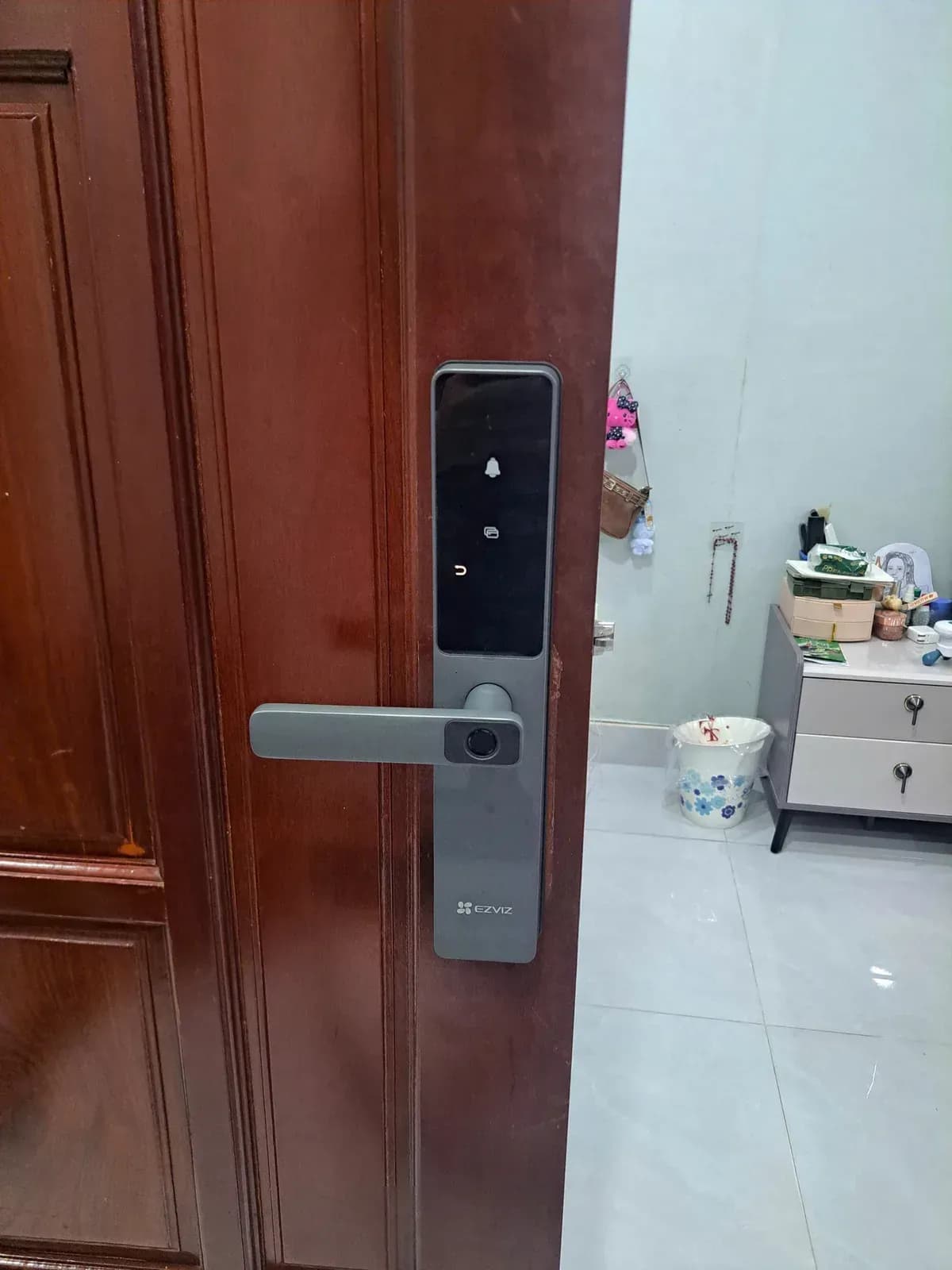 Khóa Ezviz DL05 lắp trên cửa gỗ nâu đỏ - trong nhà