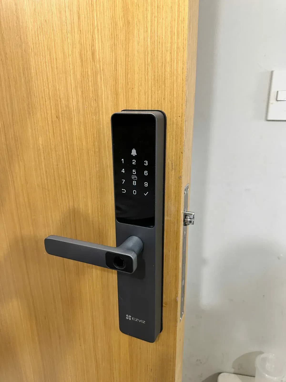 Khóa Ezviz DL05 lắp trên cửa gỗ nội thất - mặt đen