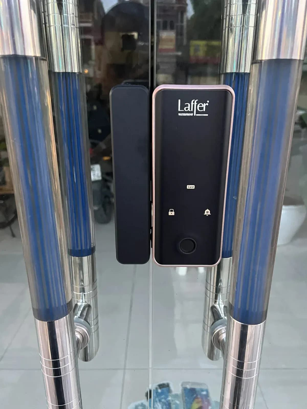 Khóa cửa điện tử Laffer G05 lắp trên cửa kính hai cánh