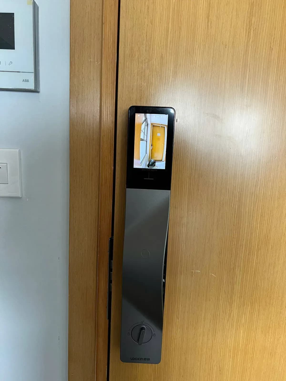 Khóa Lockin V5 Max lắp trên cửa gỗ màu nâu sáng - indoor