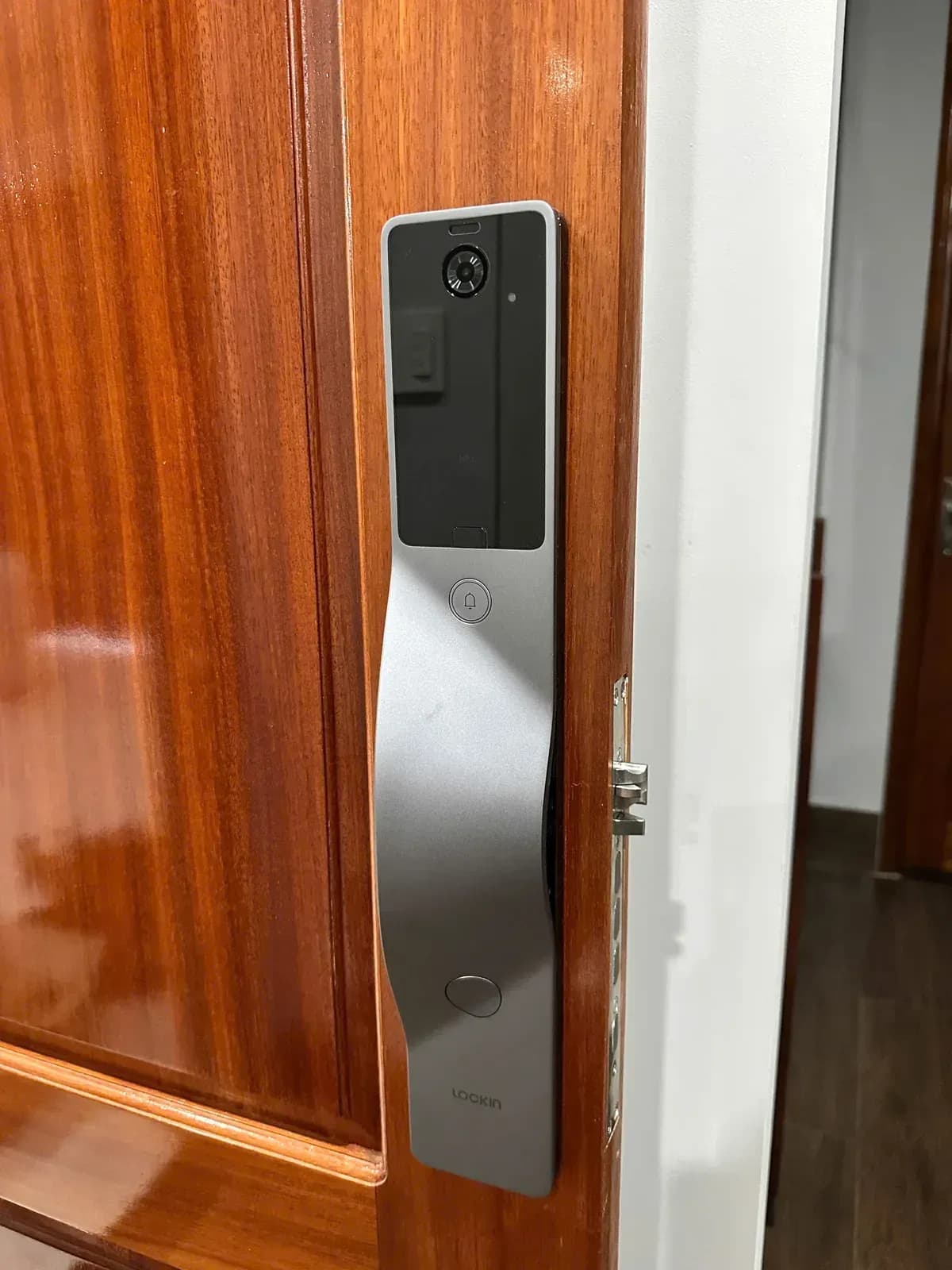 Khóa Lockin V5 Max màu bạc lắp trên cửa gỗ tự nhiên - tích hợp camera