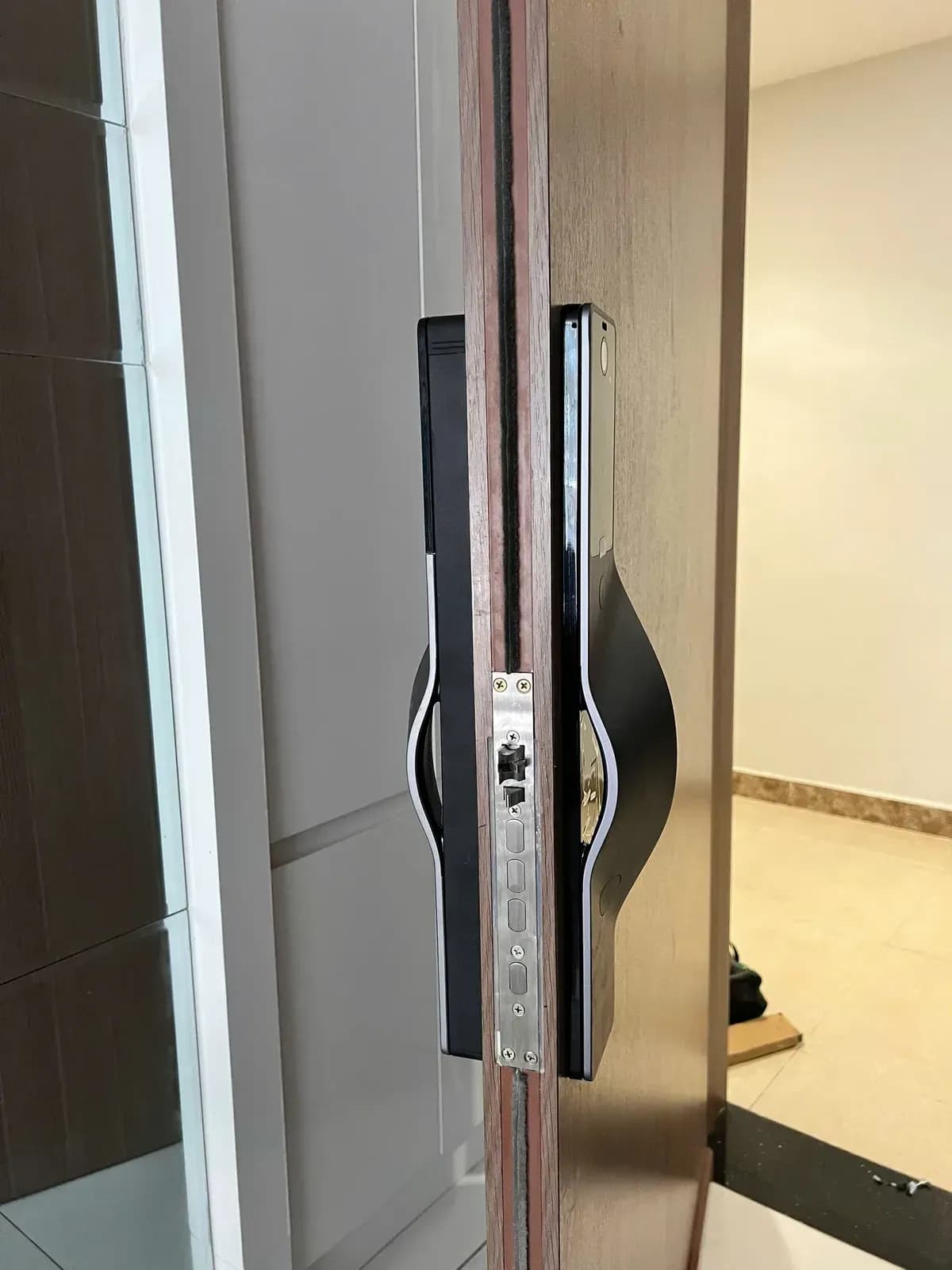 Khóa Lockin V5 Max lắp trên cửa gỗ đang mở -- minh họa hướng mở cửa và vị trí tay nắm