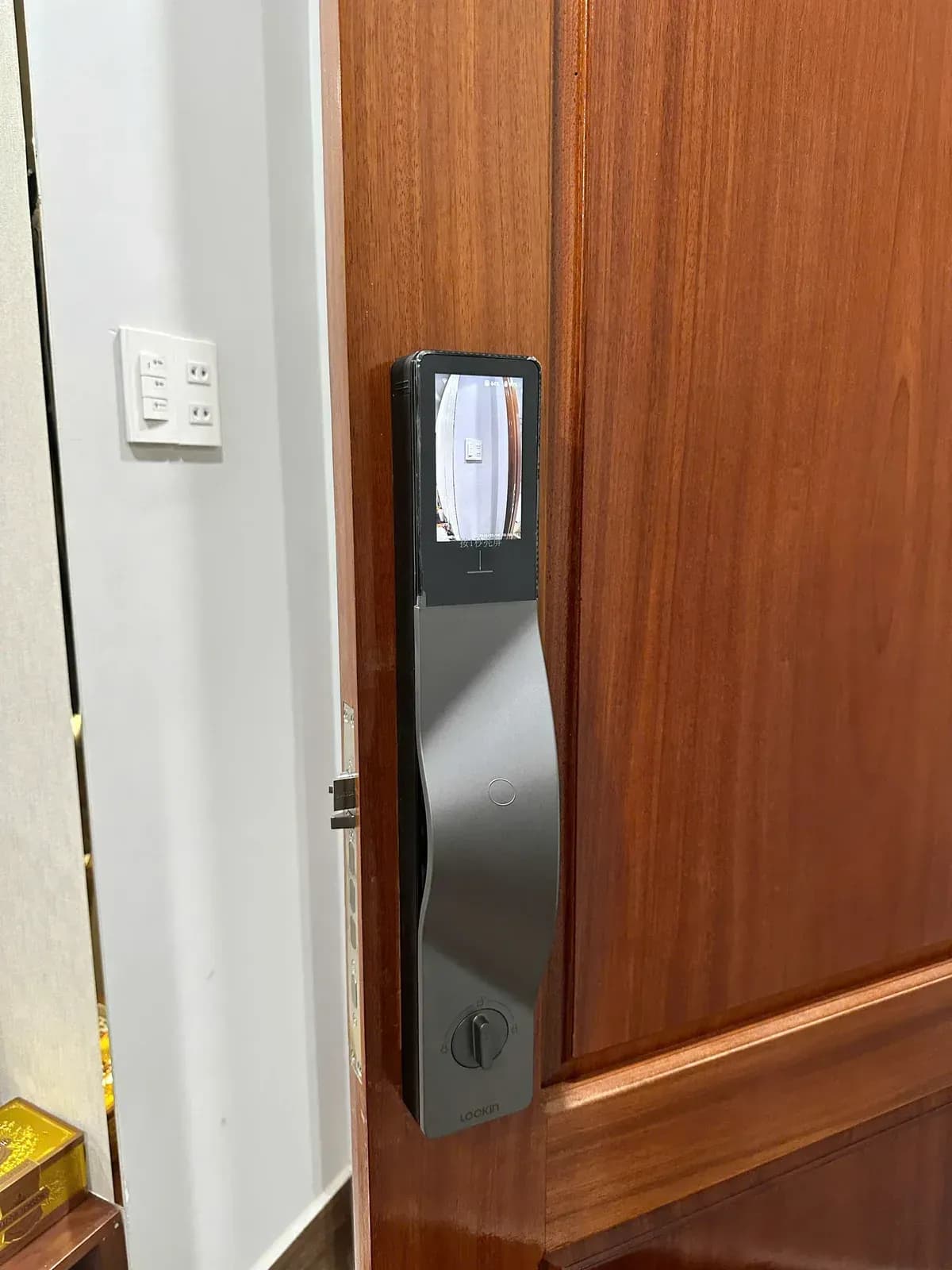 Khóa Lockin V5 Max lắp trên cửa gỗ tự nhiên - nội thất