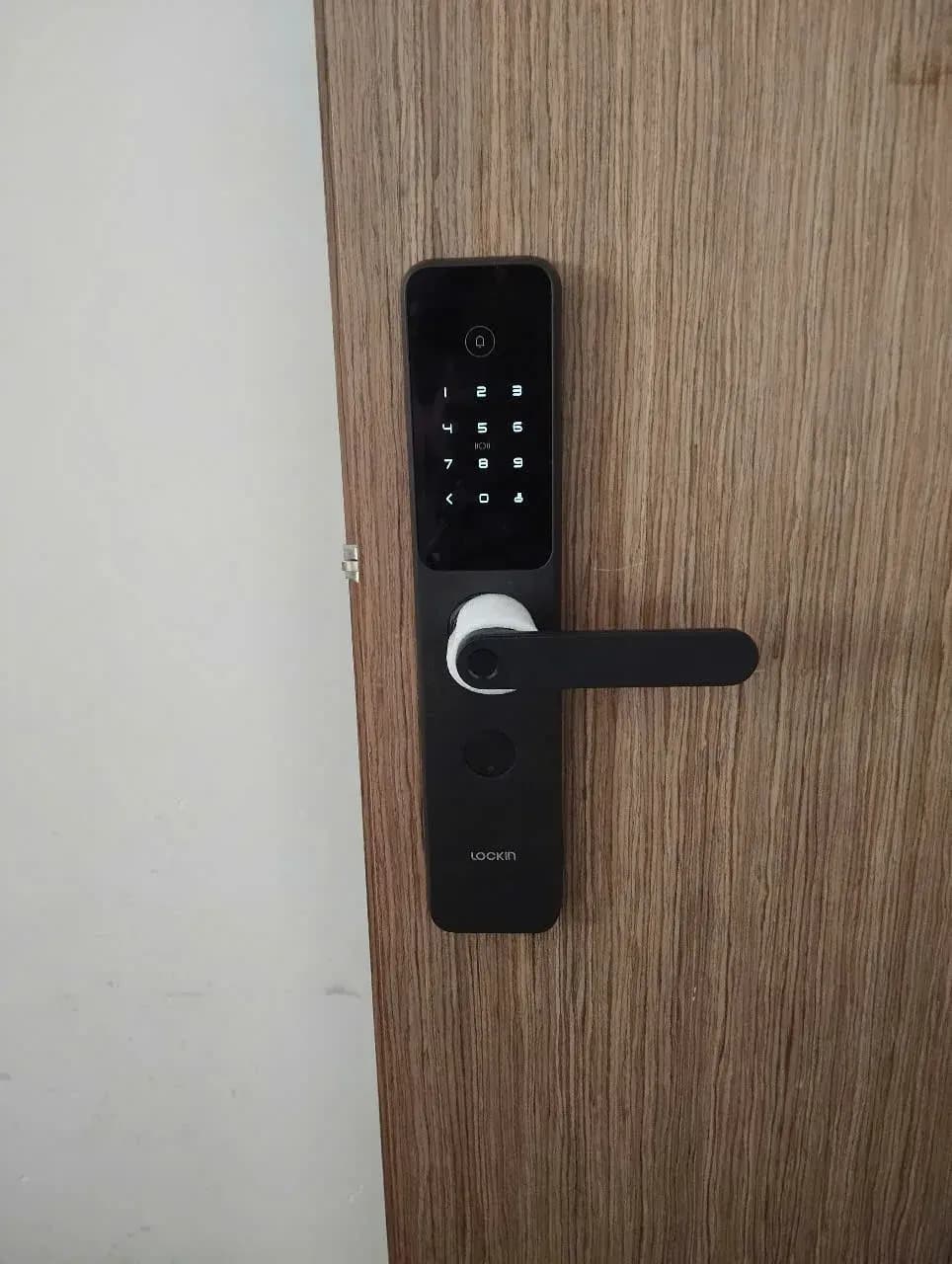 Khóa Lockin X9 Pro lắp trong nhà - cửa gỗ vân nâu