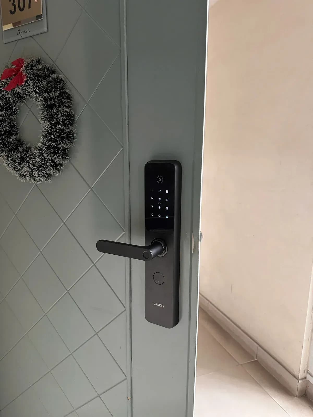 Khóa Lockin X9 Pro lắp trên cửa kim loại màu xám - công trình Cantavil