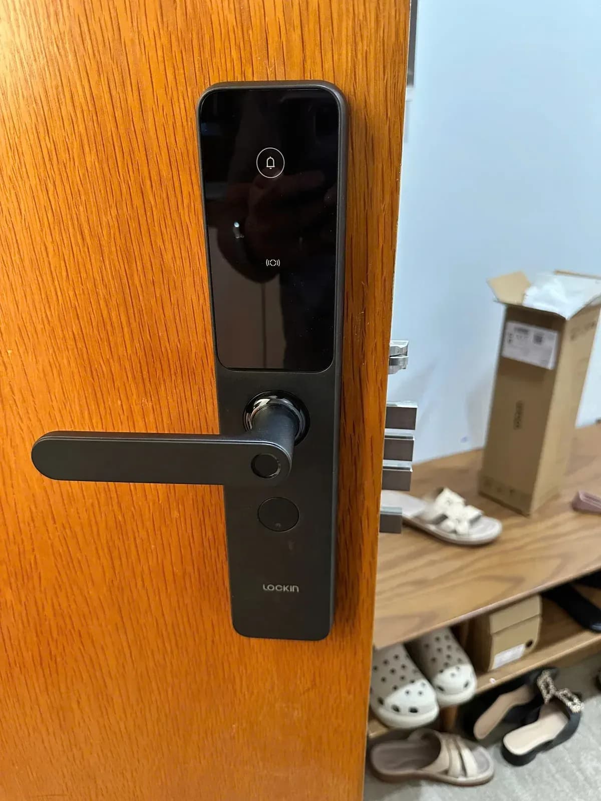 Khóa Lockin X9 Pro lắp trên cửa gỗ nhà ở - thực tế